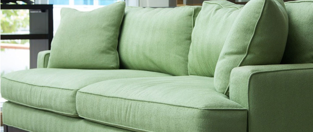 Καναπές με πράσινη ταπετσαρία επίπλου